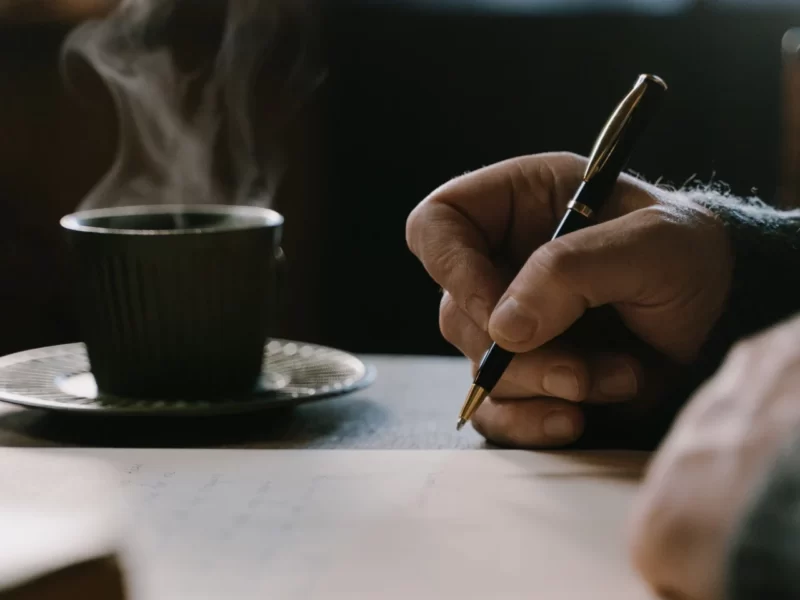 Поэт, письменный стол, стихи, пишет, ручка, чашка кофе