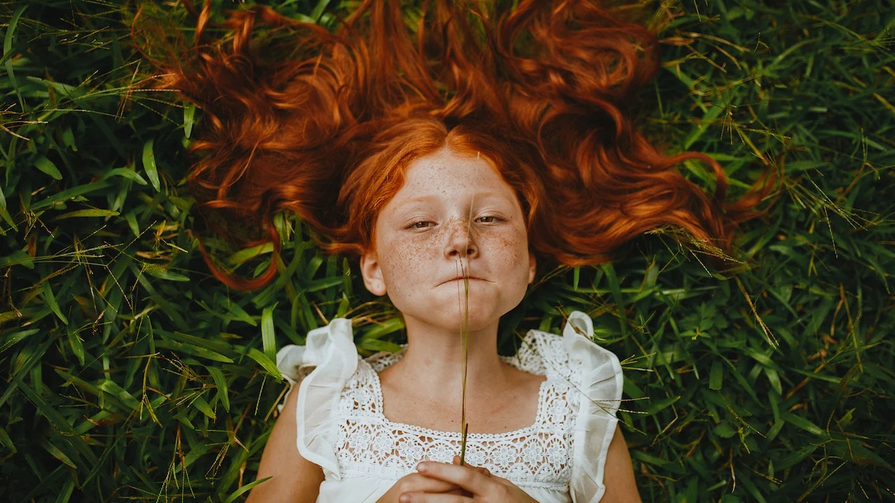 Девочка, рыжая, волосы, конопушки, на траве, смех, хохот