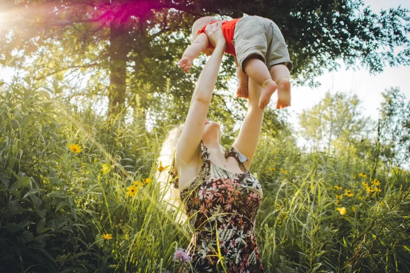Мать, ребенок, малыш, прогулка, трава, природа, радость