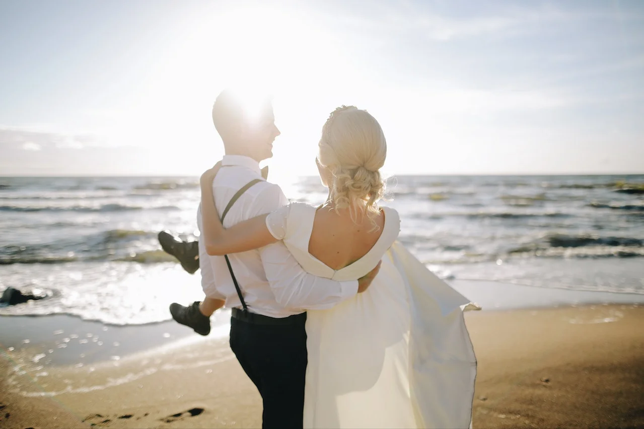 Жених и невеста, берег, море, пляж, волна, любовь, счастье, радость, сказка
