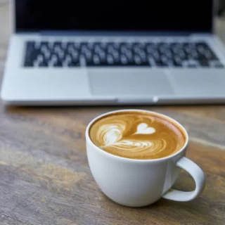 Кофе, чашка, капучино, кафе, кофейня, столик, ноутбук