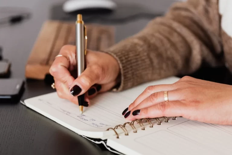 Ручка, писать, сочинять, тетрадь, рука, женщина, стол