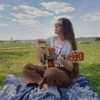 Анастасия Исакова, лауреат конкурса, счастье простого человека, 2022 год, с гитарой, на лугу