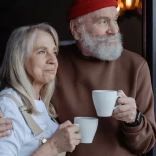 Пара, мужчина, женщина, старые, улыбки, чашки с чаем, любовь, сквозь годы