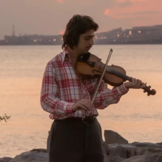 Скрипка, мужчина, скрипач, берег моря, вечер, играет, персонаж, крещендо, диминуэндо, мелодия